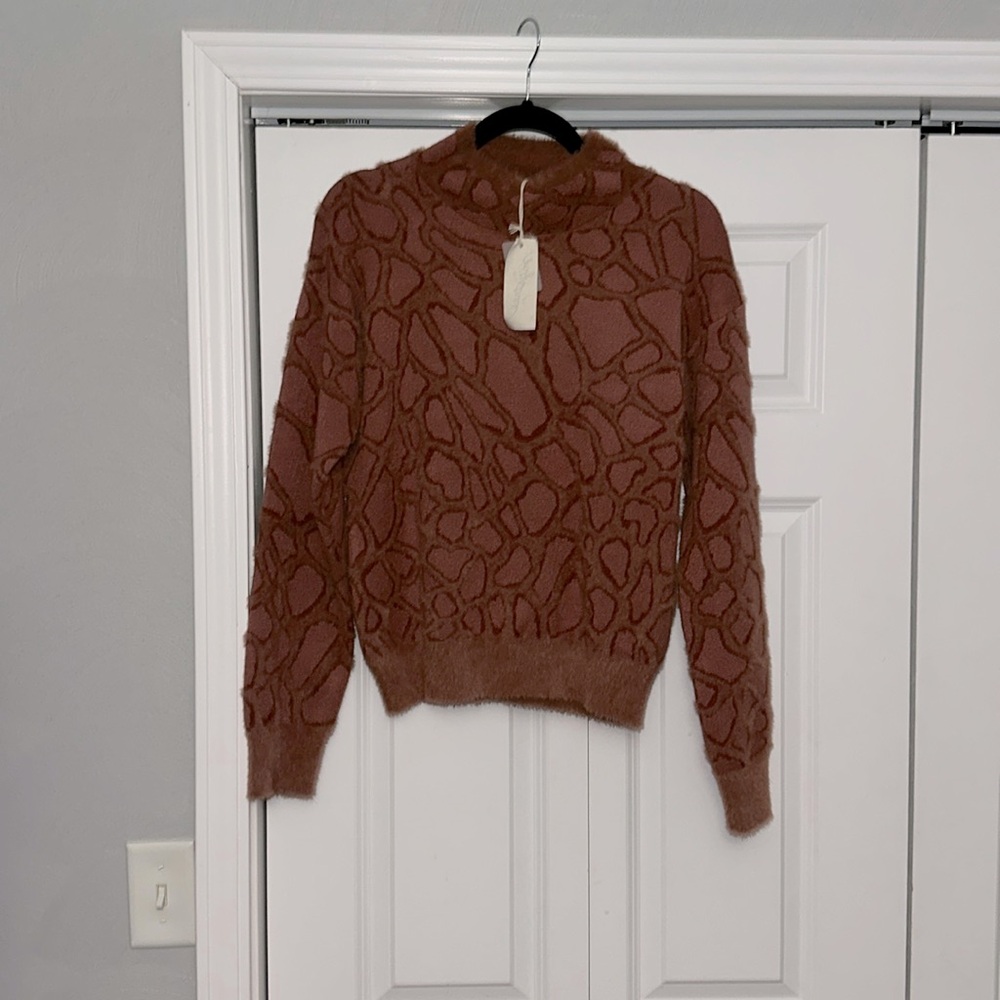 Mystree giraffe printed sweater burnt orange lg